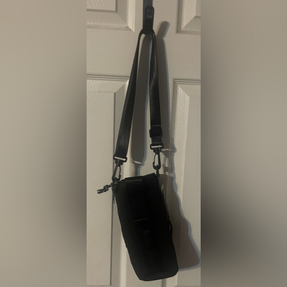 NWT No Boundaries Black Neoprene Crossbody Bucket Bag Tumbler Holder - Picture 10 of 11